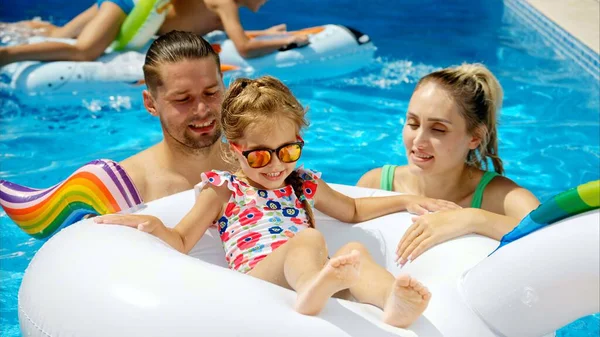 夏にプールで休んで泳ぐ父と娘と母 — ストック写真