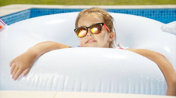 Mała Dziewczynka Okularach Odpoczywająca Białym Balonie Basenowym — Zdjęcie stockowe