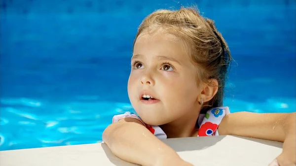 Güneş Gözlüklü Küçük Kız Beyaz Havuz Balonunda Dinleniyor — Stok fotoğraf