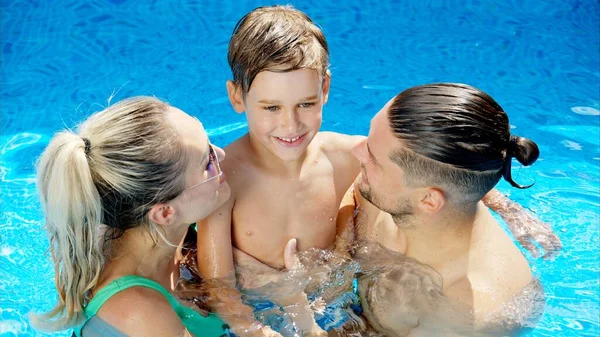 Mutter Mit Vater Und Sohn Beim Ausruhen Und Schwimmen Sommer — Stockfoto