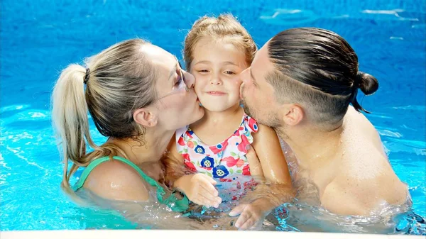 Madre Con Padre Hija Descansando Nadando Una Piscina Verano Feliz —  Fotos de Stock