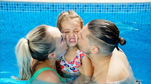 Madre Con Padre Hija Descansando Nadando Una Piscina Verano Feliz —  Fotos de Stock