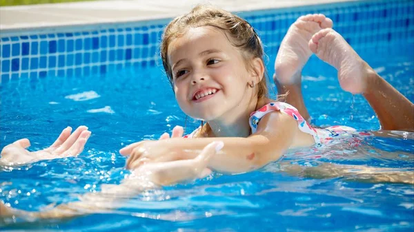 Dziewczynka Okularach Przeciwsłonecznych Uczy Się Pływać Matką Basenie — Zdjęcie stockowe