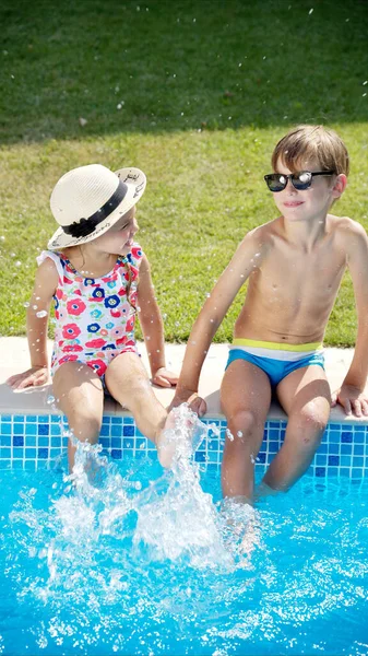 Kleine Mädchen Machen Wasser Spritzt Einem Pool Mit Ihrem Bruder — Stockfoto
