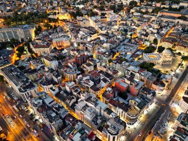 Türkiye 'de gün batımında İstanbul' un hava aracı görüntüsü. Birden fazla bina, camiler, gece lambaları.