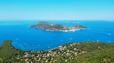 Kinaliada, Türkiye 'nin hava aracı görüntüsü. Marmara Denizi kıyısındaki konut binaları, uzaktaki diğer adalar