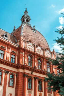 Romanya 'nın Brasov kentindeki Brasov Temyiz Mahkemesi cephesine bir bakış. Arka planda gökyüzü