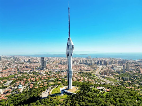 Flygdrönare Utsikt Över Istanbul Turkiet Camlica Tower Med Grönska Runt — Stockfoto
