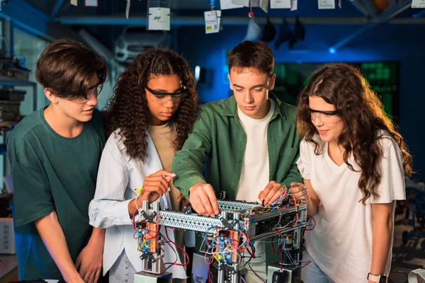 Группа Молодых Людей Проводит Эксперименты Робототехнике Лаборатории Девушки Защитных Очках — стоковое фото