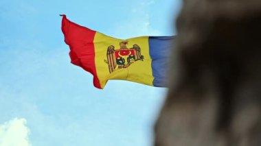 Moldova 'nın Chisinau kentinde rüzgarda dalgalanan ulusal bayrağın yakın görüntüsü