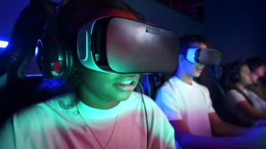 Video oyunu kulübünde video oyunu oynayan VR kulaklıklı siyah genç kız.