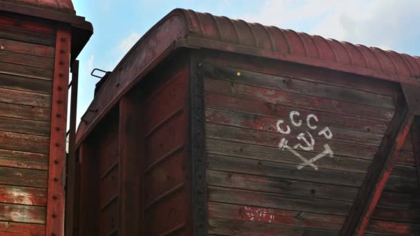 Een Oude Treinwagon Met Een Ussr Bord Symboliseert Communistische Deportaties — Stockvideo