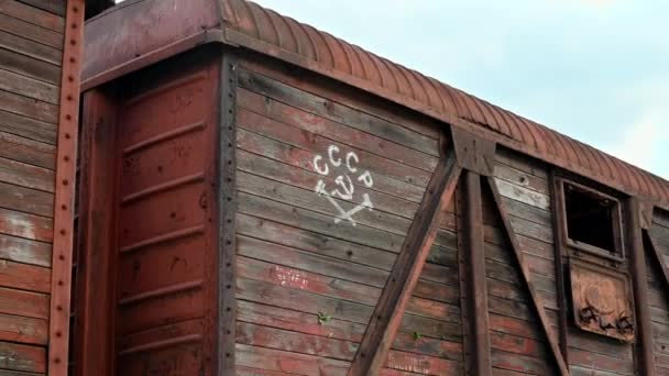 摩尔多瓦基希讷乌 一辆标有苏联标志的象征共产主义驱逐出境的旧火车 — 图库视频影像