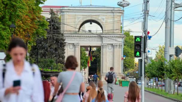 Chisinau Mołdowa Sierpień 2023 Wielu Spacerujących Ludzi Centrum Miasta Zieleń — Wideo stockowe