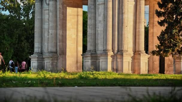 Chisinau Moldova Août 2023 Vue Arche Triomphe Avec Des Promeneurs — Video