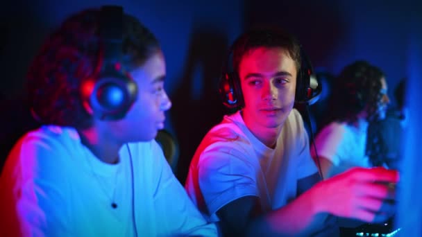 Vit Pojke Och Svart Flicka Tonåringar Headset Diskuterar Medan Spelar — Stockvideo
