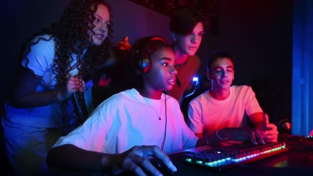Grupp Multiraciala Tonåringar Som Spelar Spel Videospel Klubb Med Blå — Stockvideo