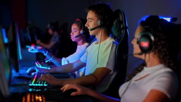 Mehrrassige Gruppe Von Teenagern Headsets Die Videospiele Videospielclub Mit Blauer — Stockvideo