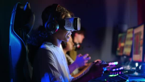 Svart Tonåring Leende Flicka Headset Spela Spel Videospel Klubb Med — Stockvideo