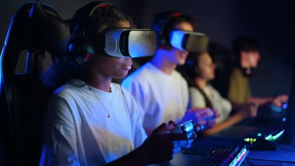 Weißer Junge Und Schwarzes Mädchen Teenager Headsets Spielen Videospiele Videospielclub — Stockvideo