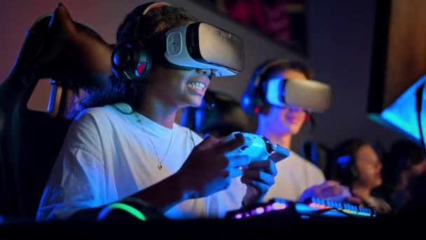 Weißer Junge Und Schwarzes Mädchen Teenager Headsets Spielen Videospiele Videospielclub — Stockvideo