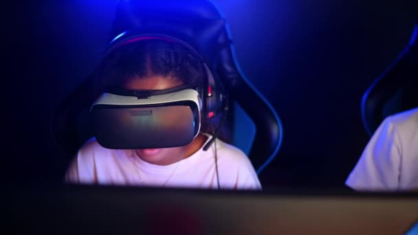 Λευκά Αγόρια Και Μαύρα Κορίτσια Έφηβοι Ακουστικά Που Παίζουν Βιντεοπαιχνίδια — Αρχείο Βίντεο