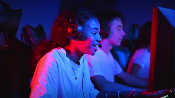 Λευκό Αγόρι Και Μαύρο Κορίτσι Έφηβοι Ακουστικά Που Παίζουν Βιντεοπαιχνίδια — Αρχείο Βίντεο