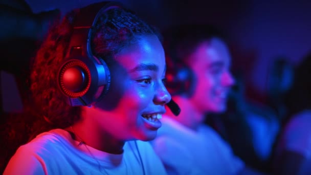 Λευκό Αγόρι Και Μαύρο Κορίτσι Έφηβοι Ακουστικά Που Παίζουν Βιντεοπαιχνίδια — Αρχείο Βίντεο