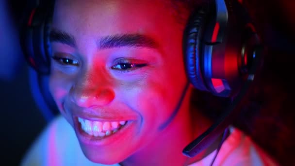 Μαύρη Έφηβη Ακουστικά Που Παίζει Βιντεοπαιχνίδια Κλαμπ Βιντεοπαιχνιδιών Μπλε Και — Αρχείο Βίντεο