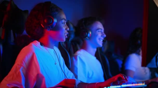 Menino Branco Menina Negra Adolescentes Fones Ouvido Jogando Jogos Vídeo — Vídeo de Stock