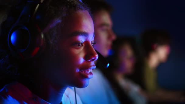 Svart Tonåring Flicka Headset Spelar Spel Videospel Klubb Med Blå — Stockvideo