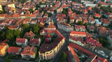Romanya 'nın Brasov kentindeki hava aracı görüntüsü. Eski binaları ve yeşillikleri olan eski şehir merkezi