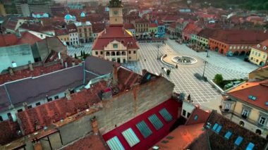 Romanya 'nın Brasov kentindeki Konsey Meydanı' nın hava aracı görüntüsü. İlçe Tarih Müzesi olan eski şehir merkezi, çevresindeki eski binalar, yeşillikli tepeler