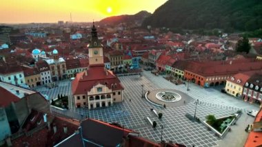 Romanya 'nın Brasov kentindeki Konsey Meydanı' nın hava aracı görüntüsü. İlçe Tarih Müzesi olan eski şehir merkezi, çevresindeki eski binalar, yeşillikli tepeler