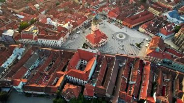 Romanya 'nın Brasov kentindeki Konsey Meydanı' nın insansız hava aracı görüntüsü. Eski şehir merkezi İlçe Tarih Müzesi, etrafındaki eski binalar