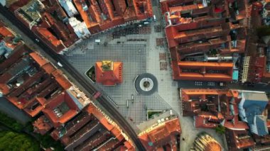 Romanya 'nın Brasov kentindeki Konsey Meydanı' nın hava aracı dikey görüntüsü. Eski şehir merkezi İlçe Tarih Müzesi, etrafındaki eski binalar