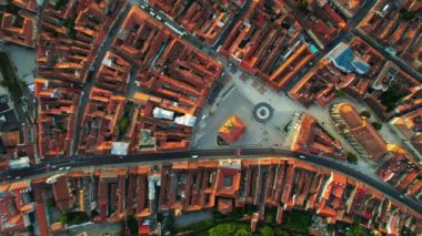 Romanya 'nın Brasov kentindeki Konsey Meydanı' nın hava aracı dikey görüntüsü. Eski şehir merkezi İlçe Tarih Müzesi, etrafındaki eski binalar