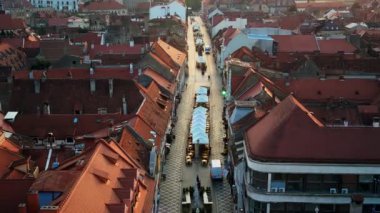 Romanya 'nın Brasov kentindeki hava aracı görüntüsü. Eski binaları ve yayaları olan eski şehir merkezi