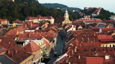 Romanya 'nın Brasov kentindeki hava aracı görüntüsü. Eski binaları, dar sokakları ve kilisesi olan eski şehir merkezi, yeşilliklerle kaplı tepeler