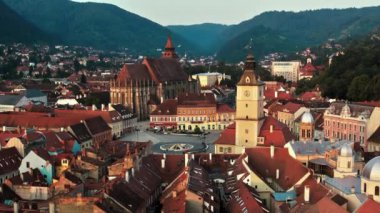 Romanya 'nın Brasov kentindeki Konsey Meydanı' nın insansız hava aracı görüntüsü. İlçe Tarih ve Siyahi Kilise Müzesi ile eski şehir merkezi, çevresindeki eski binalar, yeşillikli tepeler