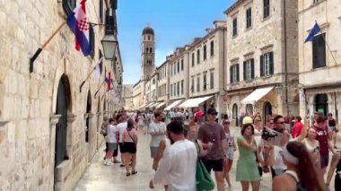 DUBROVNIK, CROATIA - 06 AĞUSTOS 2023: Eski kasabanın Stradun caddesinde yürüyen turistler