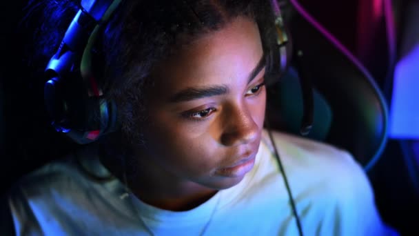 Μαύρο Έφηβο Χαμογελαστό Κορίτσι Ακουστικά Που Παίζει Βιντεοπαιχνίδια Κλαμπ Βιντεοπαιχνιδιών — Αρχείο Βίντεο