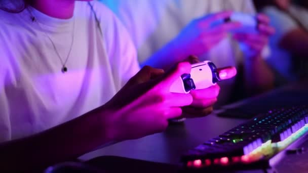 Beyaz Çocuk Siyah Kız Video Oyunu Kulübünde Video Oyunu Oynayan — Stok video