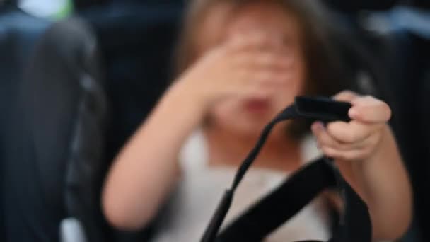 Petite Fille Assise Dans Voiture Portant Des Lunettes Dans Siège — Video
