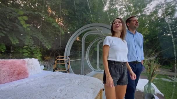 Pár Který Vešel Průhledného Bublinkového Stanu Objímal Bujný Les Příroda — Stock video