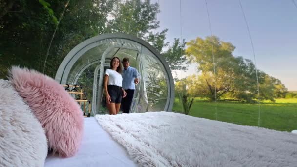 Casal Entrando Dentro Tenda Bolha Transparente Glamping Abraçar Uns Aos — Vídeo de Stock