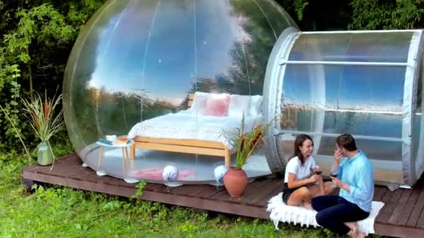 Glamping Şeffaf Kabarcık Çadırının Yanında Şarap Içen Mutlu Çiftin Robot — Stok video