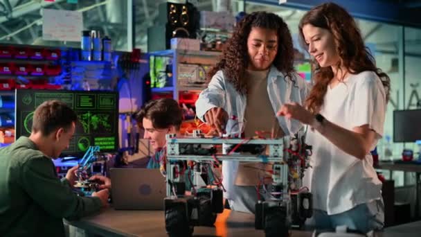 Grupo Jovens Fazendo Experimentos Robótica Laboratório Robô Ferramentas Mesa — Vídeo de Stock