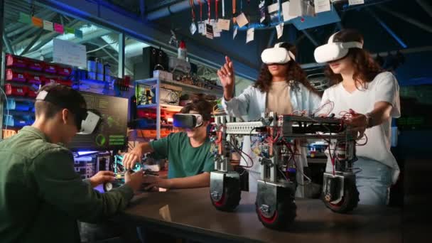 Vrメガネの若者のグループは 実験室でロボット工学の実験を行っています テーブルの上のロボット — ストック動画