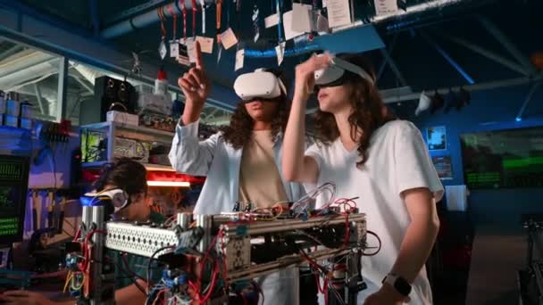 Grupo Jóvenes Gafas Haciendo Experimentos Robótica Laboratorio Robots Sobre Mesa — Vídeos de Stock